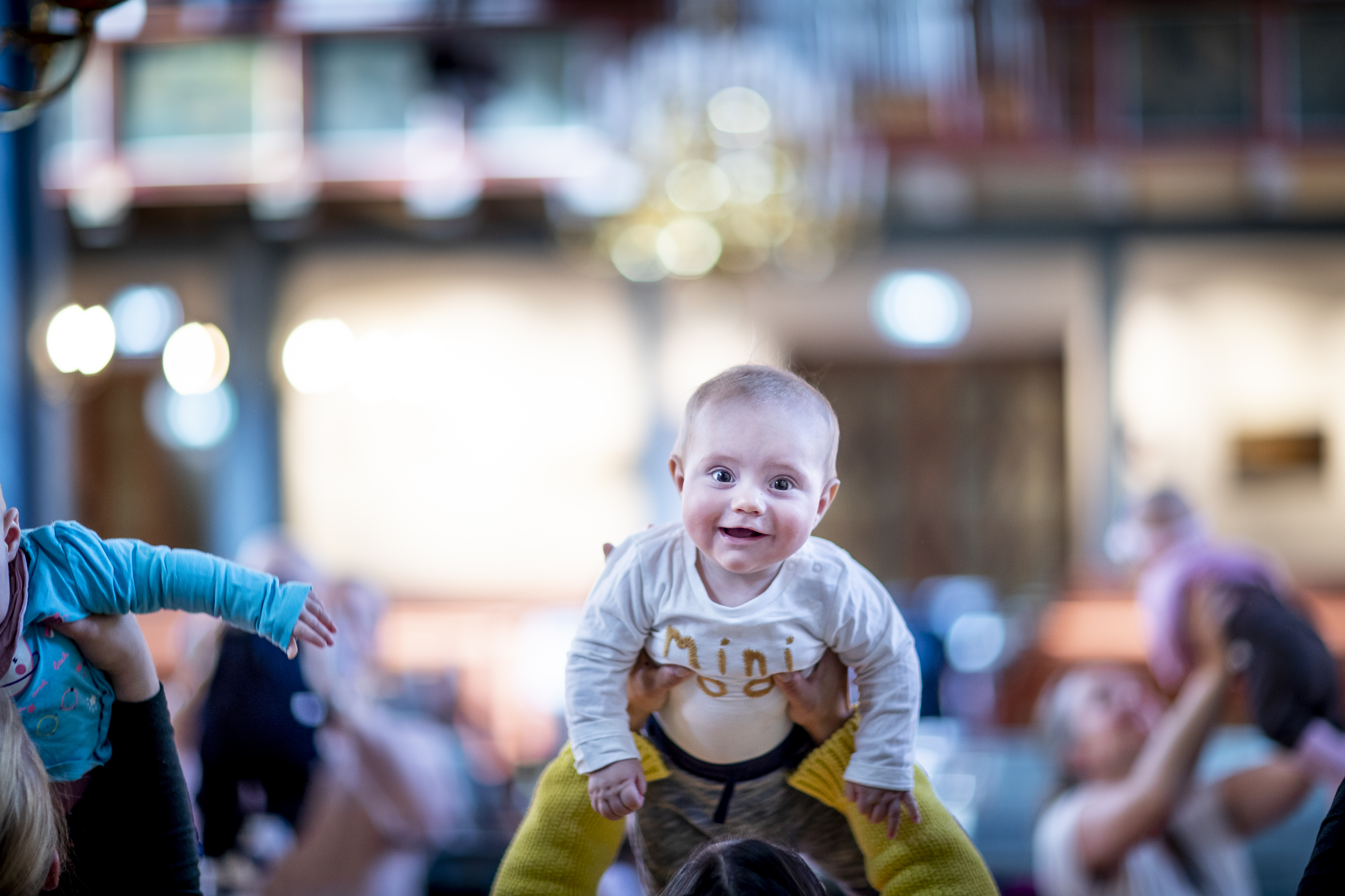 Bilde av baby holdes opp i luften